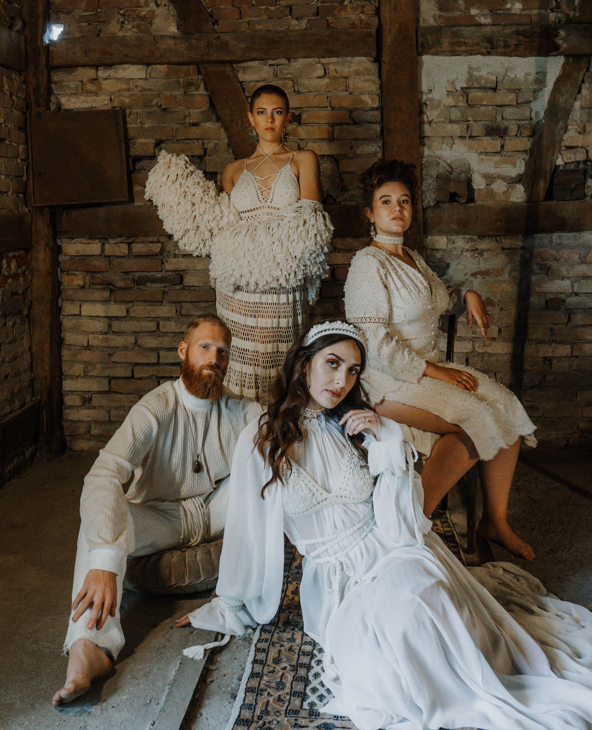 Vier Personen in handgefertigten Outfits des Modelabels Katyliz - Maßgeschneiderte Couture mit Fokus auf natürliche Eleganz