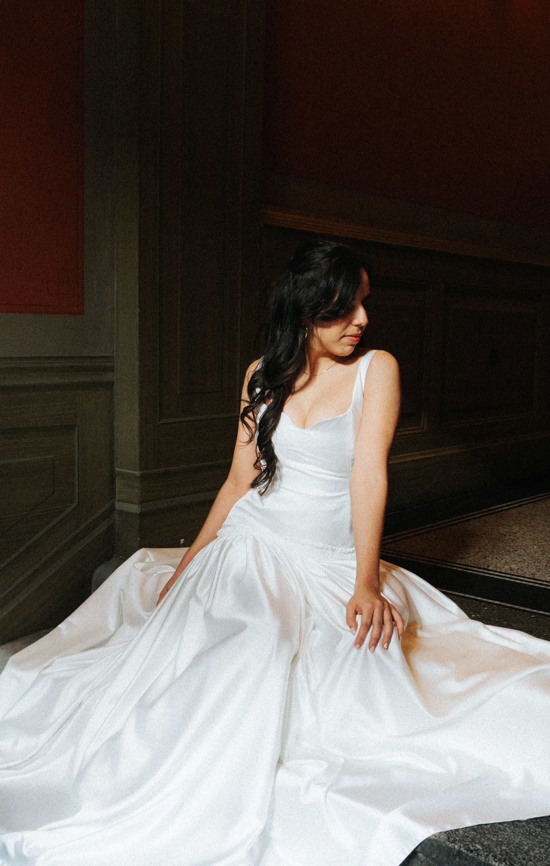 Eine Frau in einem handgefertigten Outfit des Modelabels Katyliz - Maßgeschneiderte Couture mit Fokus auf natürliche Eleganz