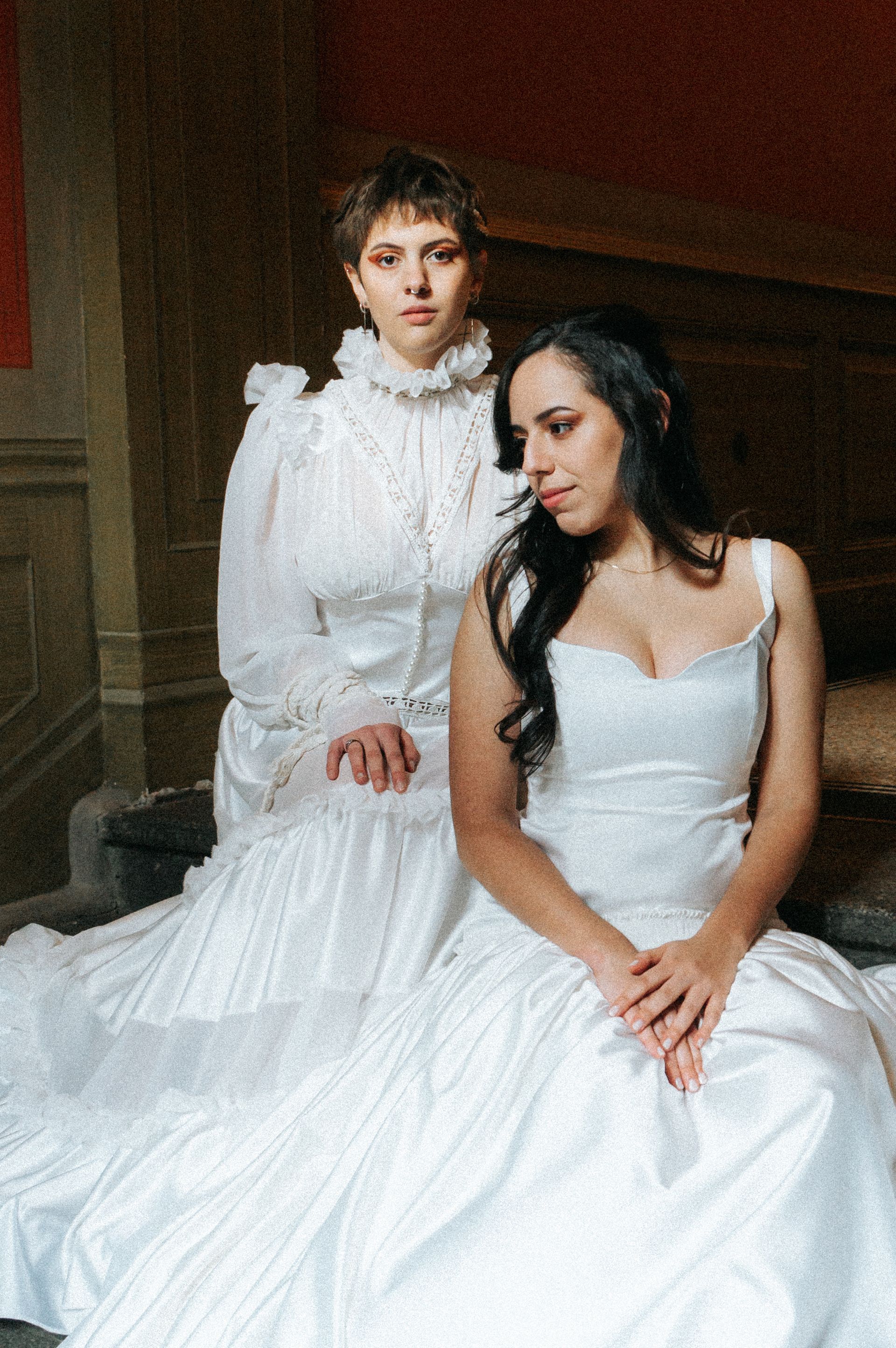 Zwei Frauen in einzigartigen Brautkleidern des Modelabels Katyliz - Maßgeschneiderte Couture mit Fokus auf natürliche Eleganz