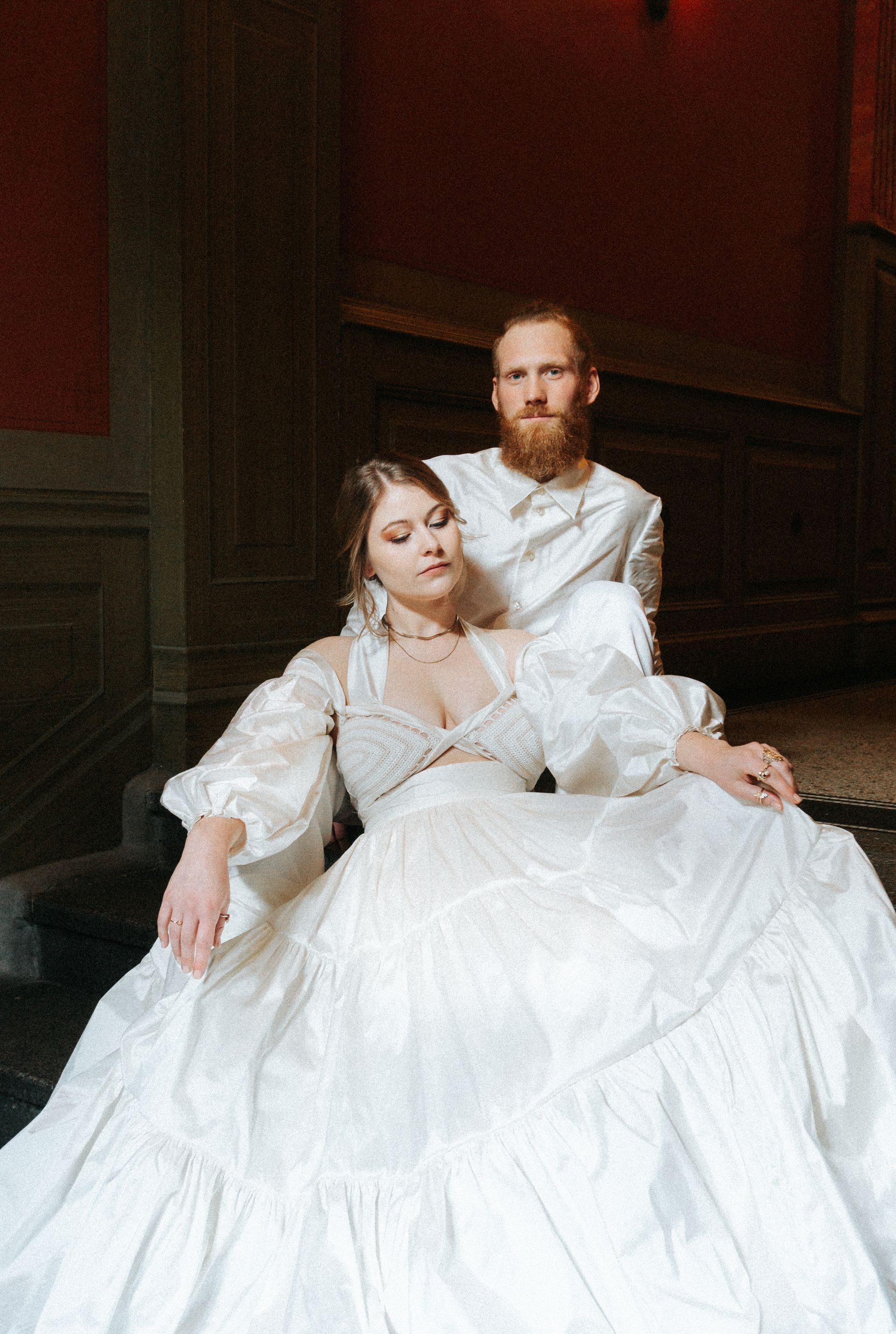 Mann und Frau in handgefertigten Outfits des Modelabels Katyliz - Maßgeschneiderte Couture mit Fokus auf natürliche Eleganz