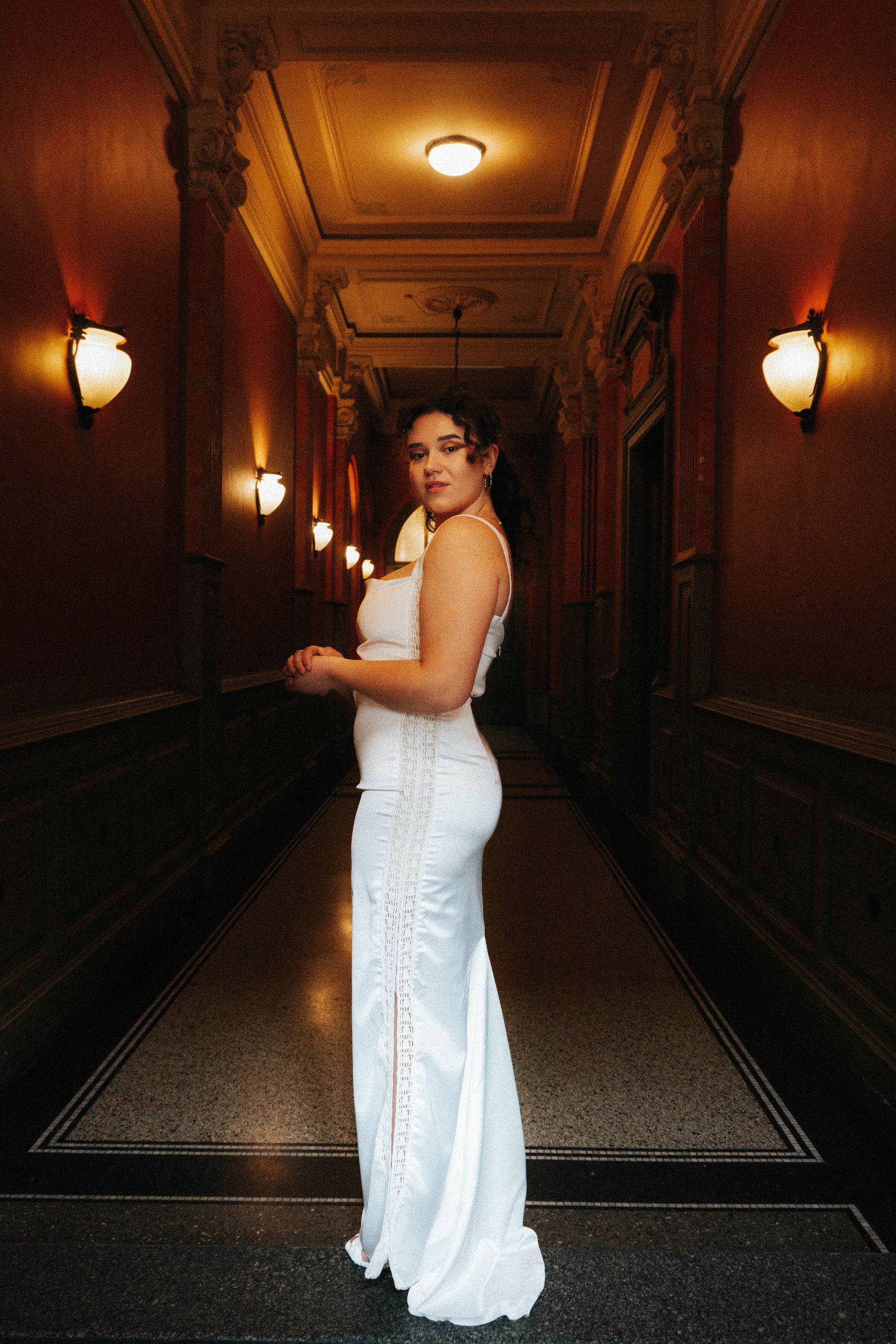 Eine Frau in einem handgefertigten Outfit des Modelabels Katyliz - Maßgeschneiderte Couture mit Fokus auf natürliche Eleganz