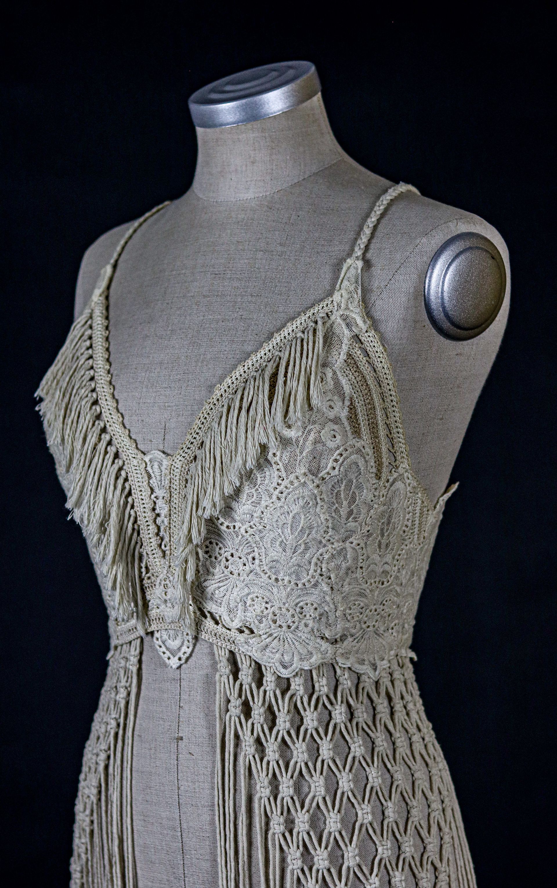 Handgefertigtes Häkeloberteil von Katyliz auf einer Büste – unkonventionelle Brautmode mit feiner Spitze und Makramee-Details