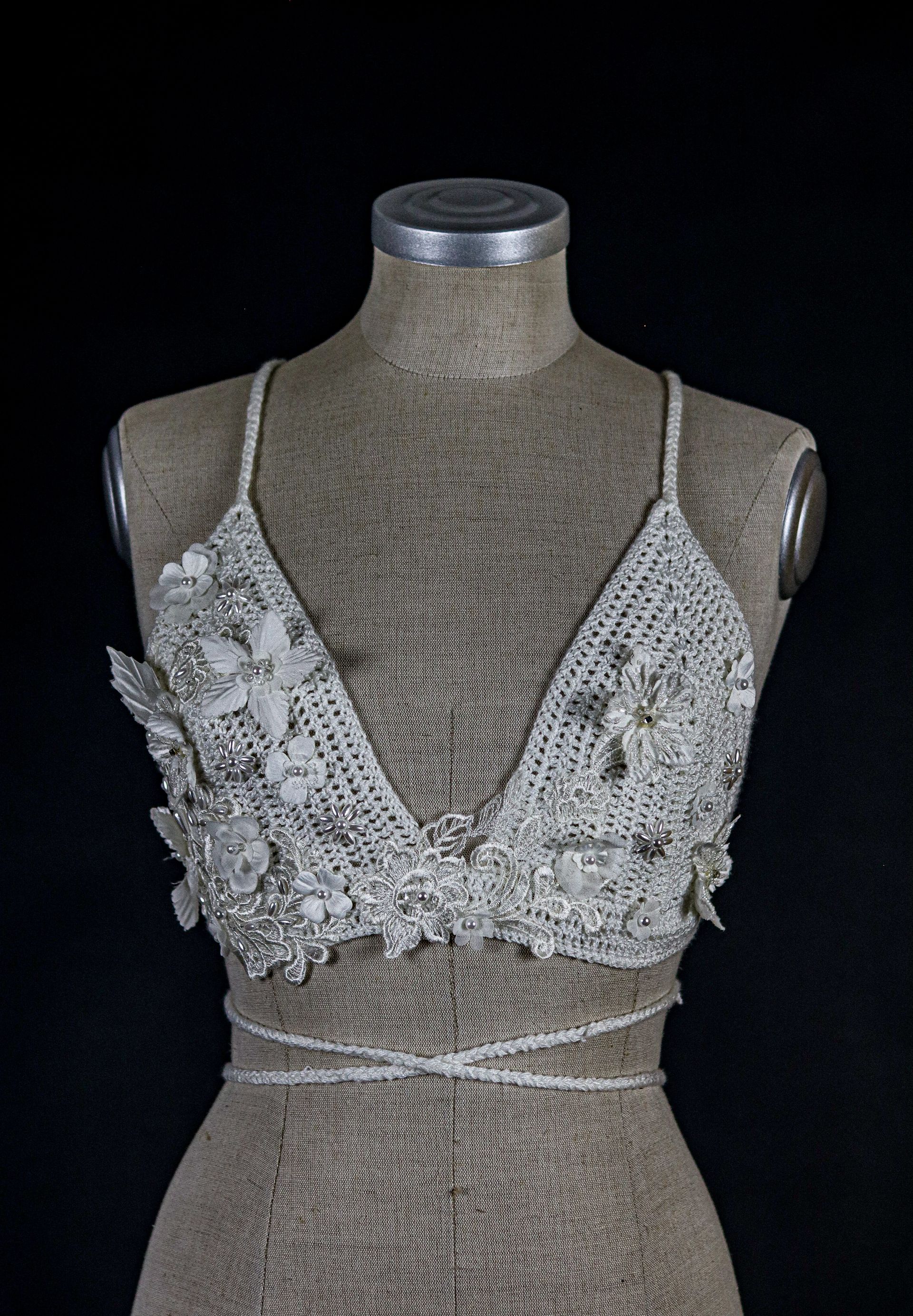 Handgefertigtes Häkeloberteil von Katyliz auf einer Büste – unkonventionelle Brautmode mit feiner 3D Spitze in Blütenoptik