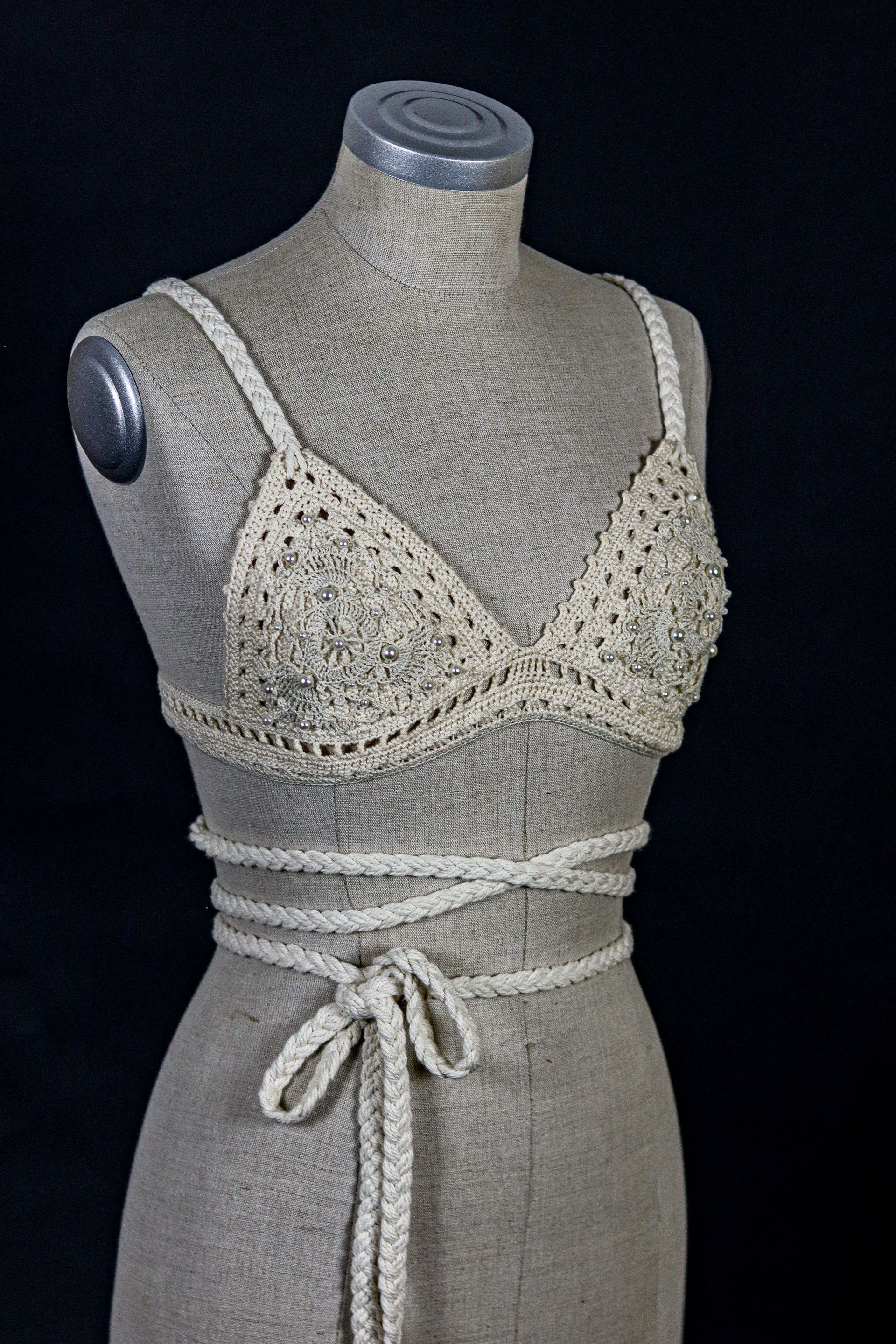 Handgefertigtes Häkeloberteil von Katyliz auf einer Büste – unkonventionelle Brautmode mit feiner Spitze und Perlen-Details