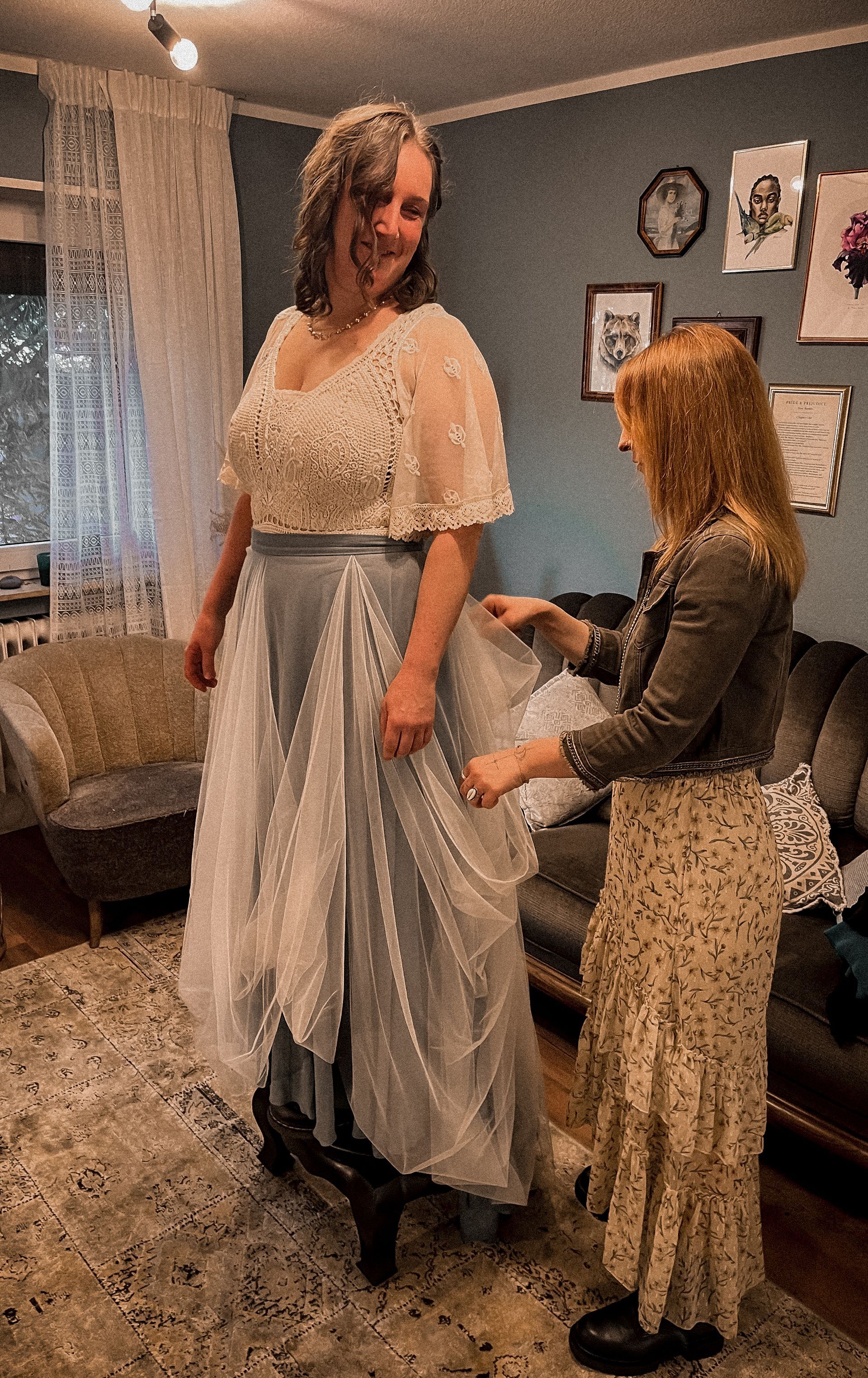 Momentaufnahme im Atelier Katyliz - Kundin im maßgeschneiderten Brautkleid bei der Anprobe mit Liz 