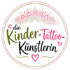 Logo mit rosa Lotusblume und Herz, mit der Aufschrift „die Kinder-Tattoo-Künstlerin“ in schwarzer, olivgrüner und rosa Schrift