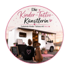 Logo mit rosa Lotusblume und Herz, mit der Aufschrift „die Kinder-Tattoo-Künstlerin“ in schwarzer, olivgrüner und rosa Schrift