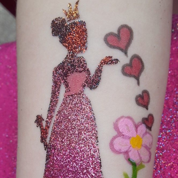 Silhouette einer glitzernden Prinzessin in einem rosa Kleid mit schwebenden Herzen und einer Blume auf der Haut