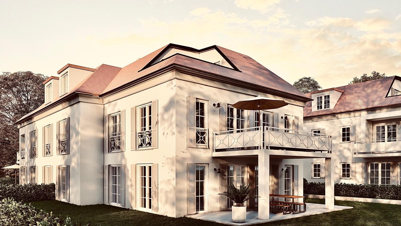 Außenansicht eines hellen, zweistöckigen Gebäudes mit rotem Ziegeldach und Balkon mit Sonnenschirm.