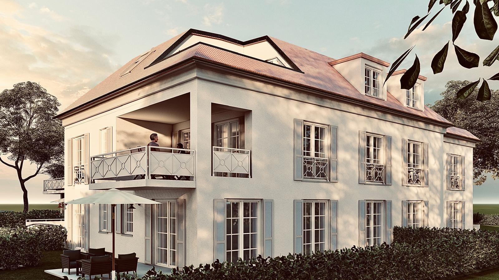 Zweistöckiges weißes Haus mit rotem Dach und Balkonen, umgeben von grünen Sträuchern und Bäumen, sonniger Tag.