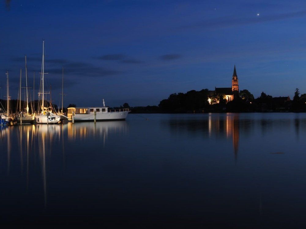 Kirche von Röbel bei Nacht