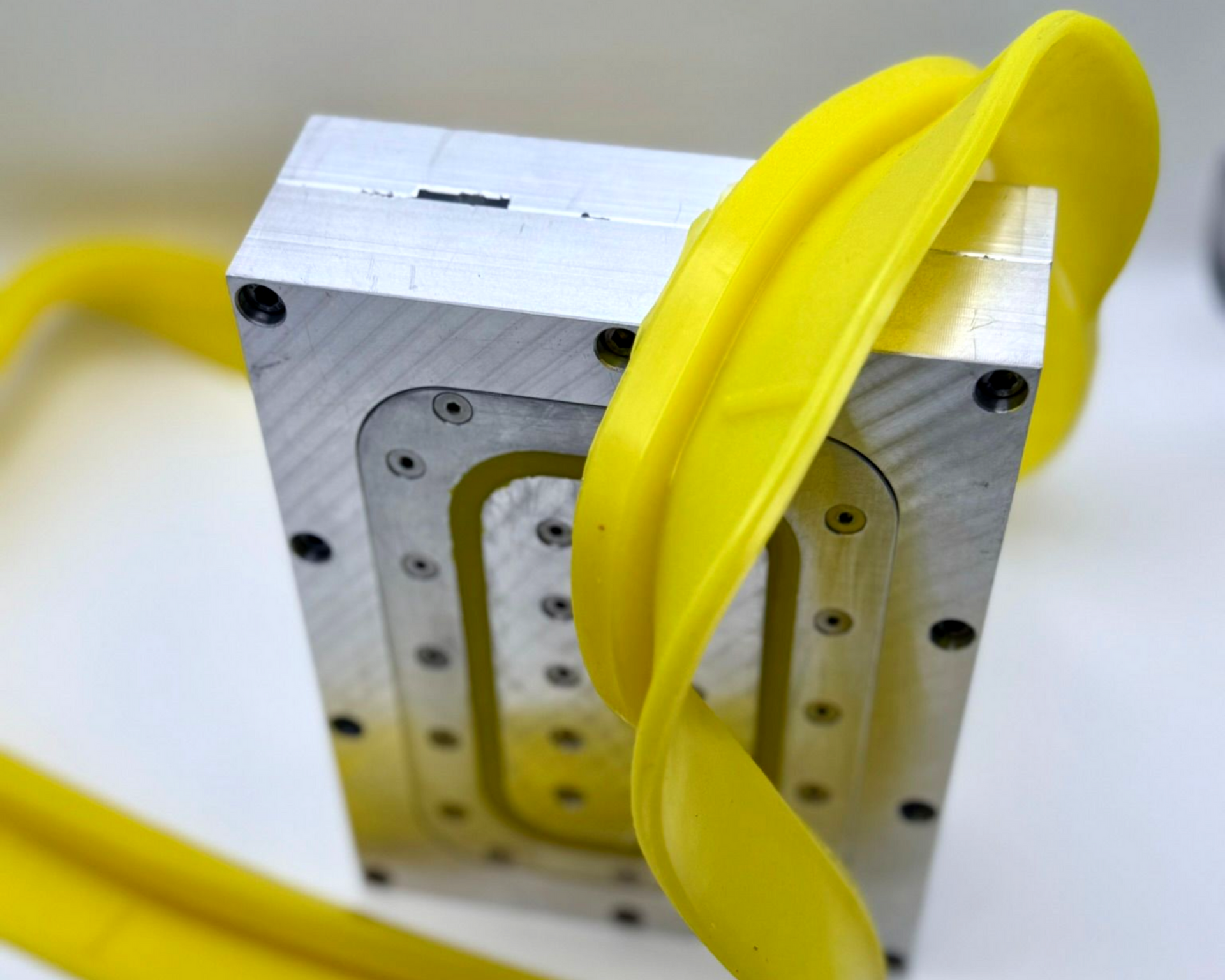 Sonderprofil aus Silikon als Dichtlippe in gelb