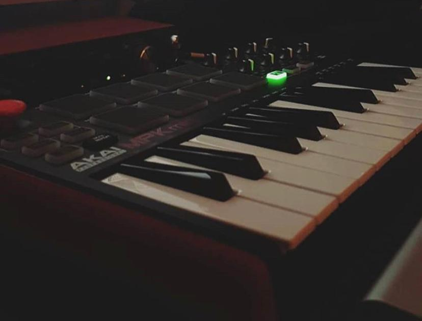 MPK MINI MKII que se utiliza en la cabina del estudio de grabación