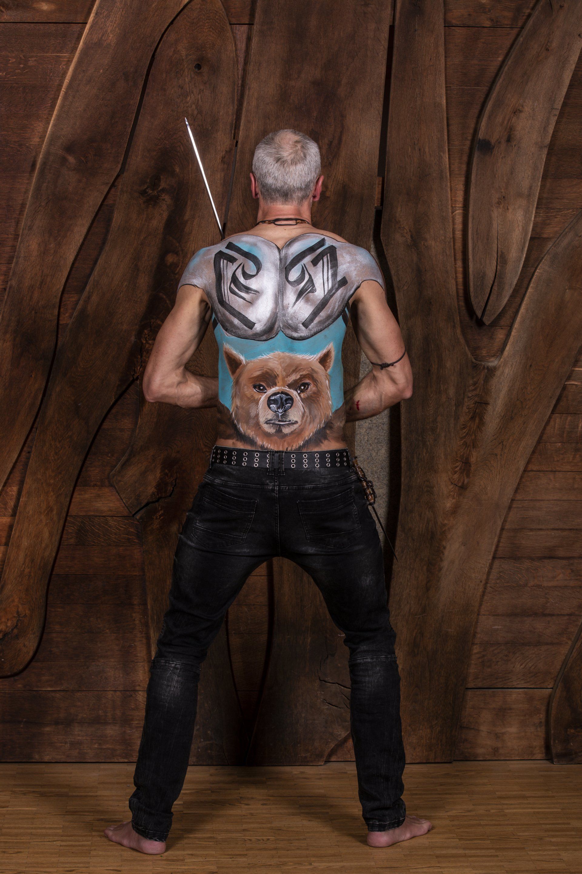 Bodypainting mit Kunst am Kopf