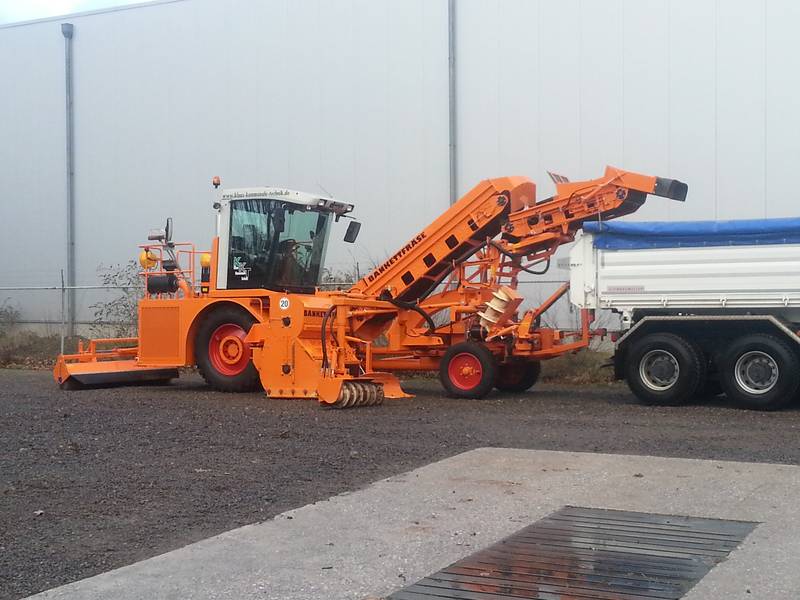 Klaas Kommunale Technik - Bankettfräse in Arbeitsstellung