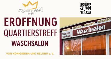 Drei Männer in blau-weißen Hemden lachen gemeinsam vor farbenfrohen Graffiti.