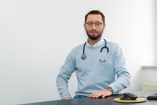 Dr. Krstic in seiner Hausarztpraxis in Oranienburg