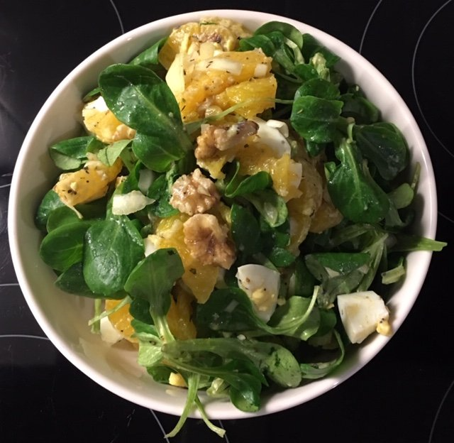 Feldsalat mit Orangen, Walnüssen, Ei