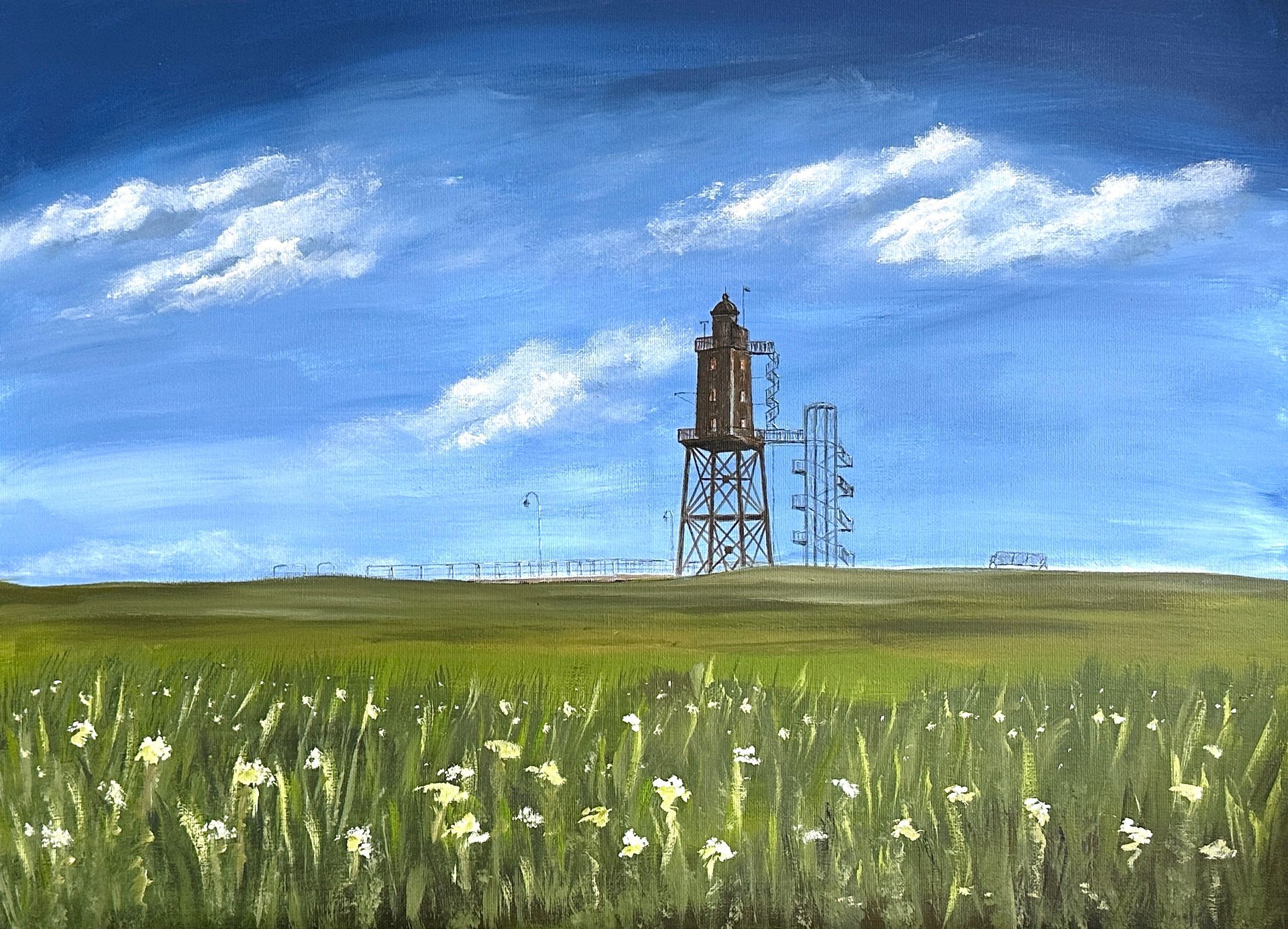 Leuchtfeuer Obereversand auf einem grasbewachsenen Feld unter einem blauen, wolkenverhangenen Himmel