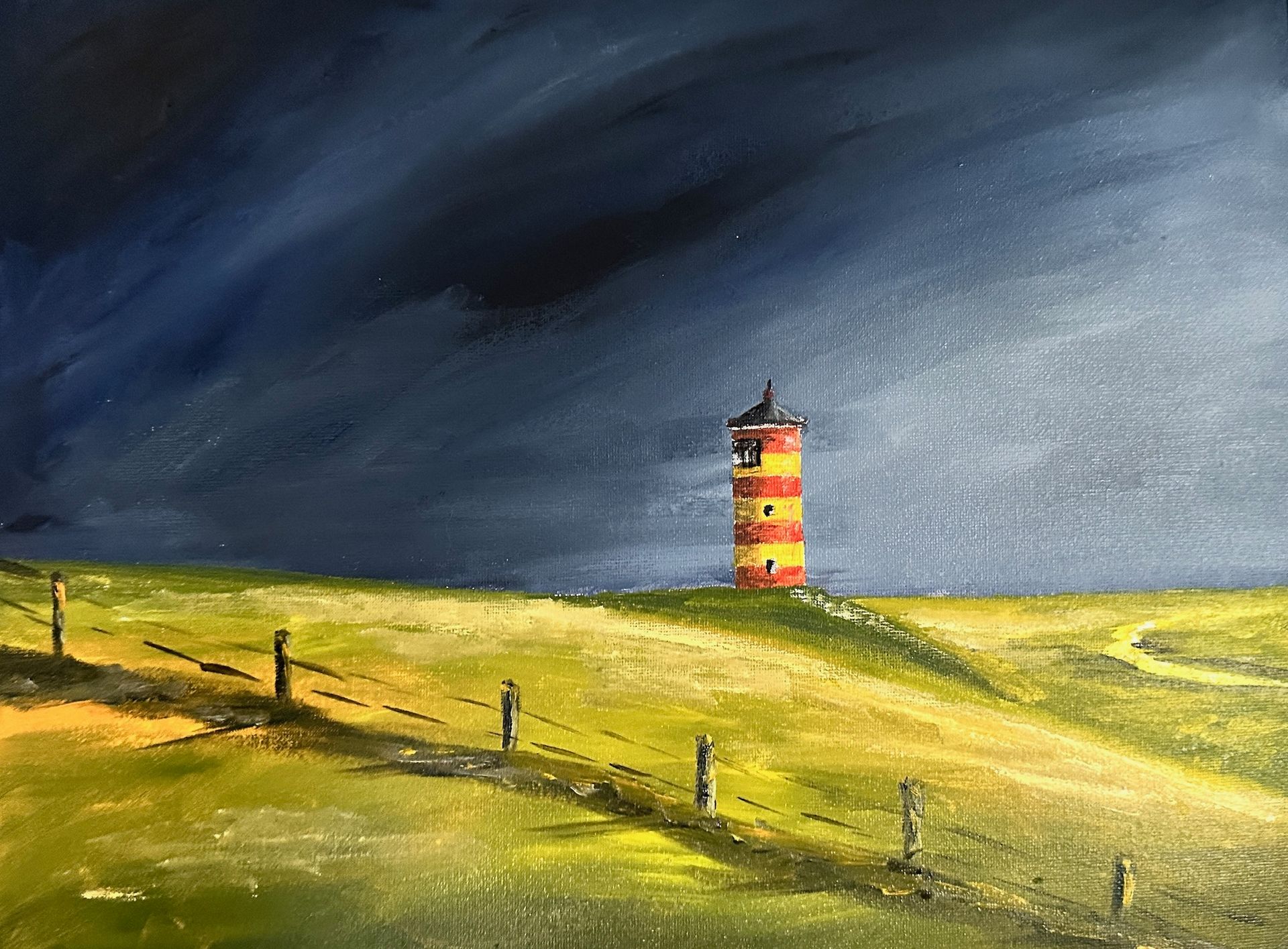 Leuchtturm auf einem grasbewachsenen Hügel unter dunklem, stürmischem Himmel, im Vordergrund ein Zaun.