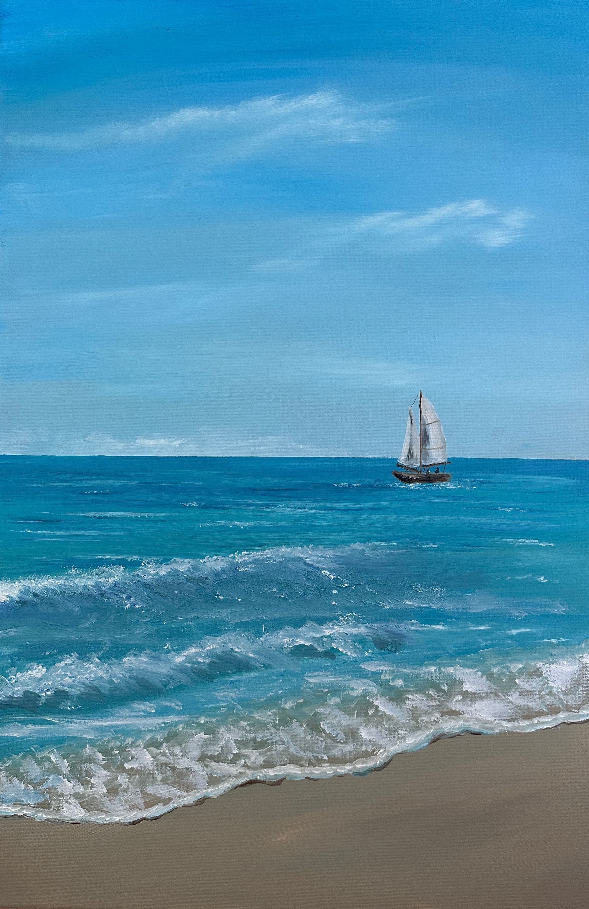 Segelboot auf strahlend blauem Meer nahe einem Sandstrand unter klarem Himmel