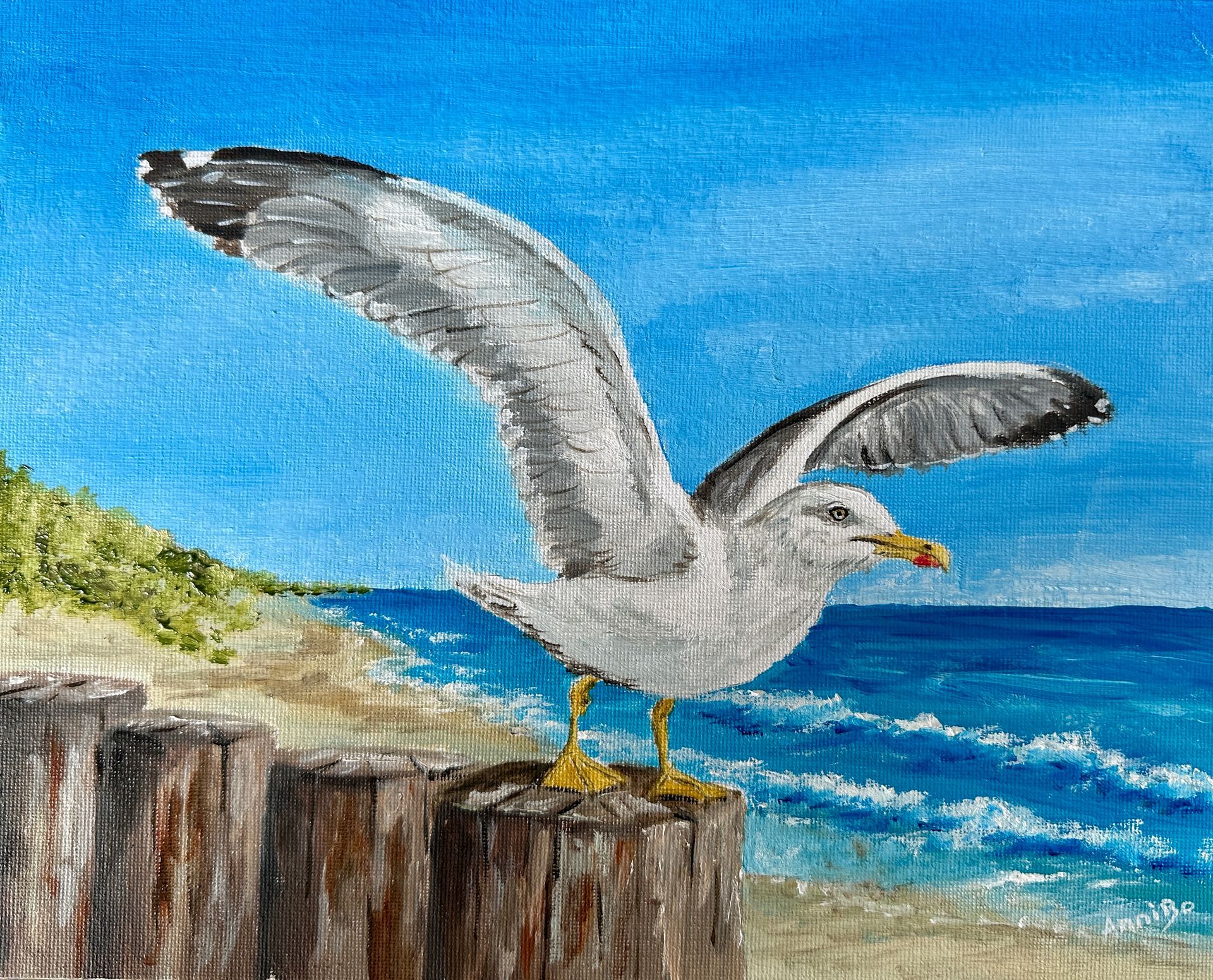 Möwe mit ausgebreiteten Flügeln auf einem Holzpfahl an einer sonnigen, blauen Meeresküste