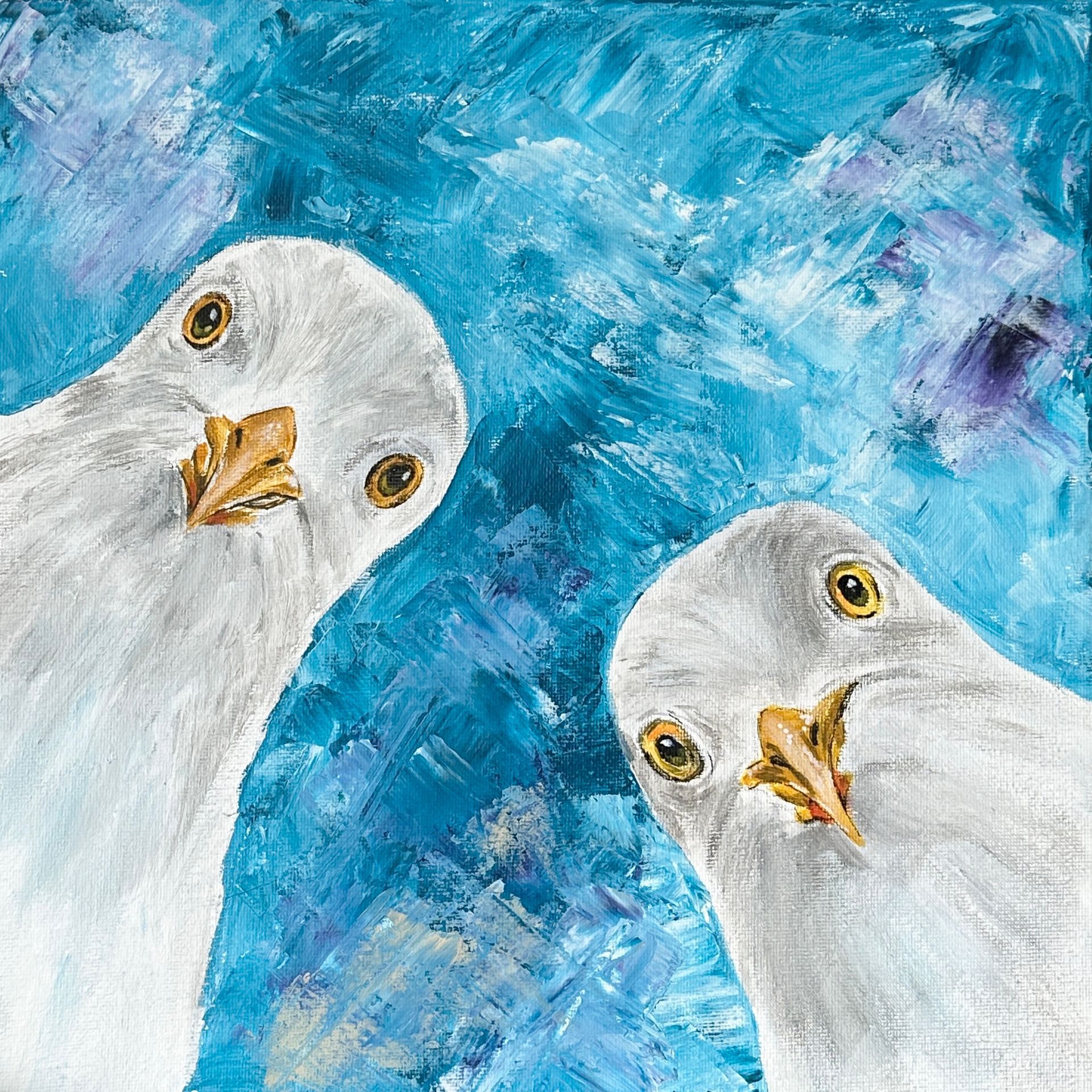 Zwei weiße Vögel lugen vor einem blauen, strukturierten Hintergrund hervor.