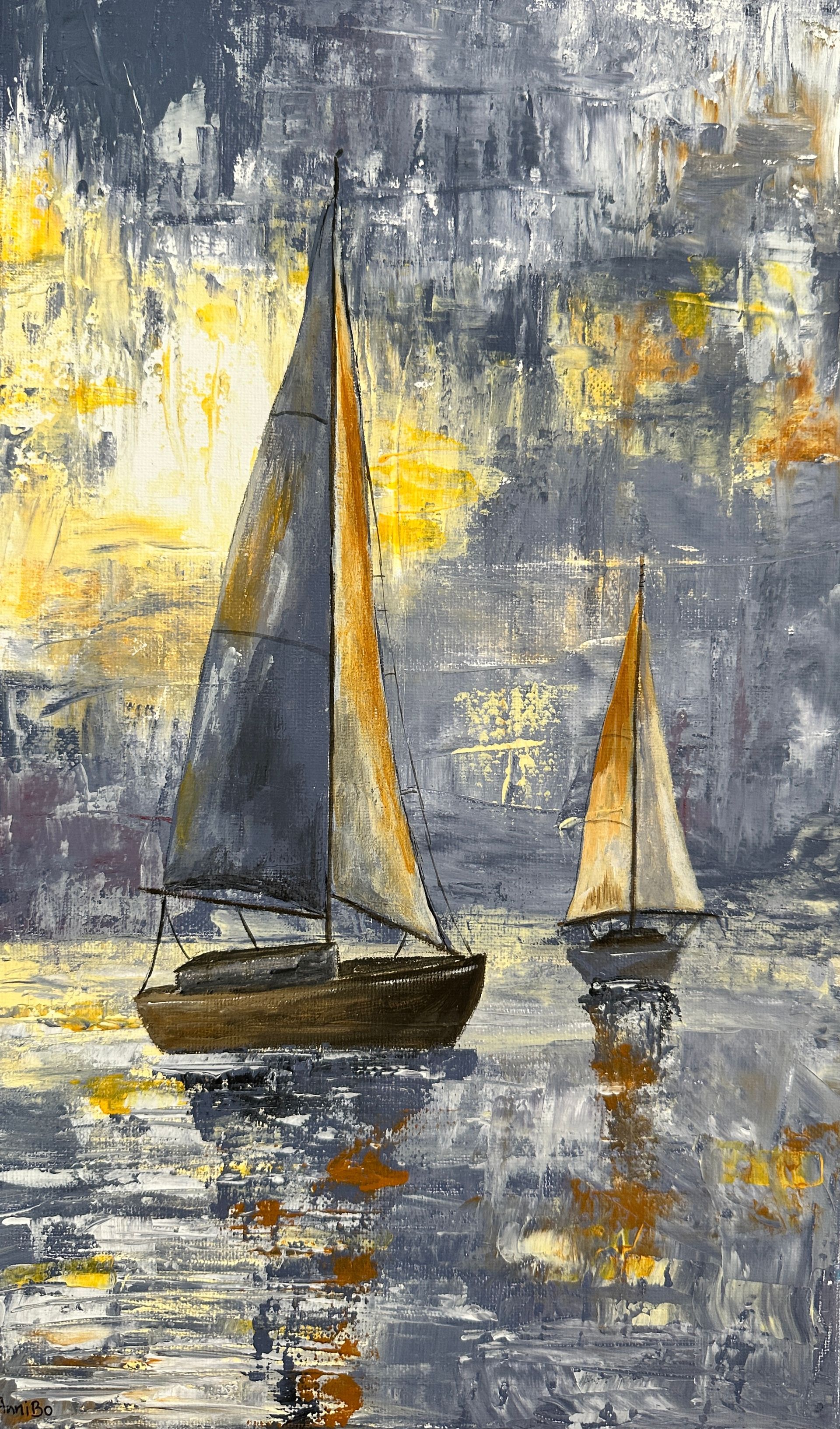 Zwei Segelboote auf einem spiegelnden grauen Meer unter einem bewölkten Himmel mit gelben und weißen Akzenten