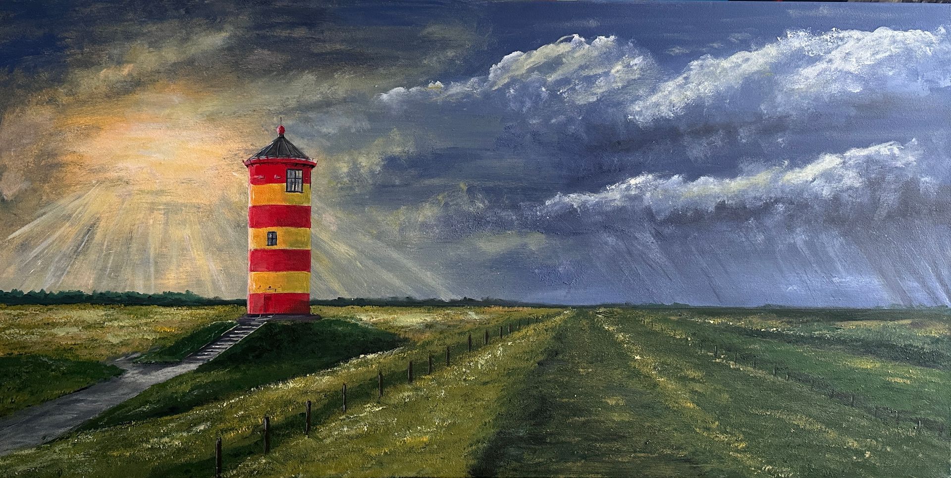 Ein rot-gelb gestreifter Leuchtturm  in Pilsum an einer grasbewachsenen Küste unter dramatischem Wolkenhimmel