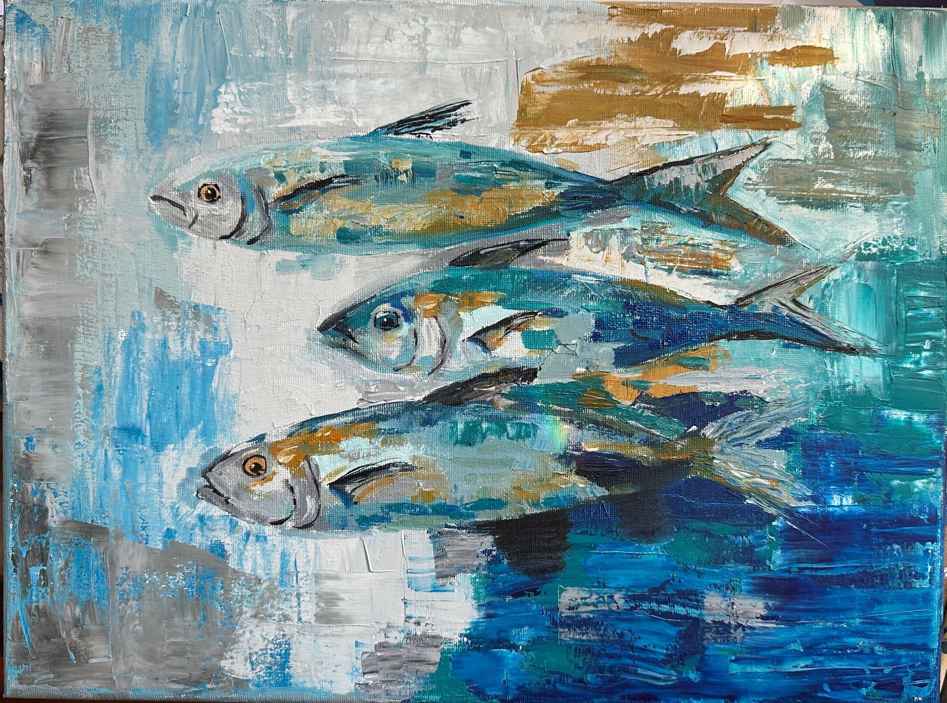 Drei blaue Fische schwimmen vor einem strukturierten, abstrakten, blau-beigen Hintergrund.