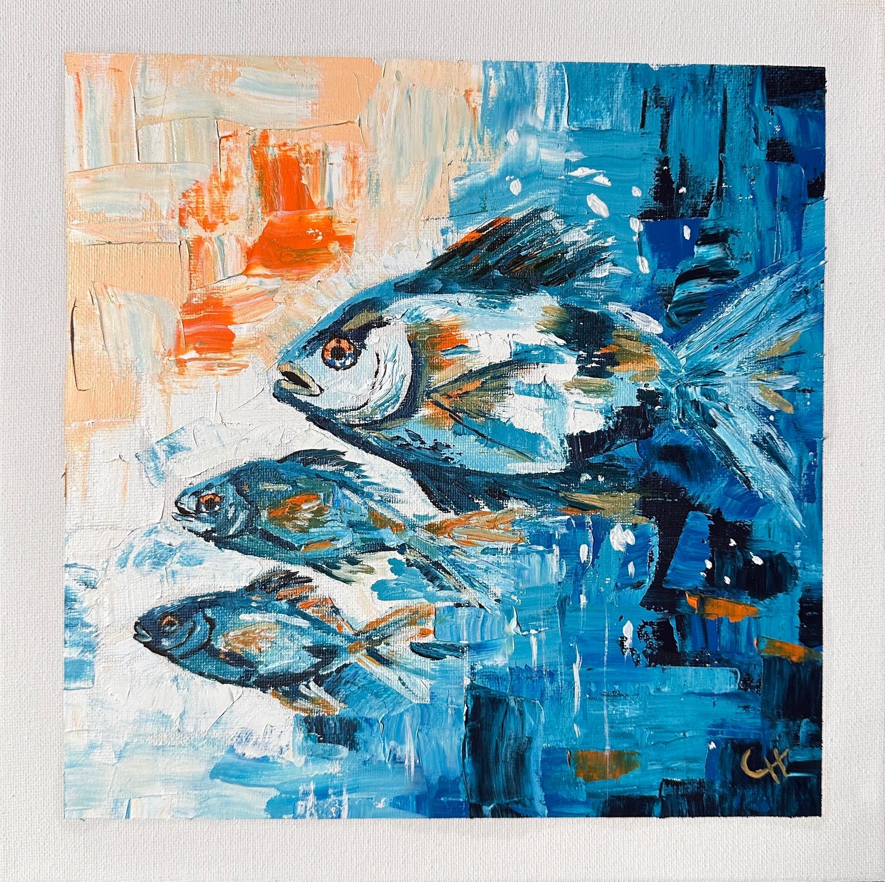 Abstraktes Gemälde von drei Fischen in Blau-, Weiß- und Orangetönen auf strukturierter Leinwand