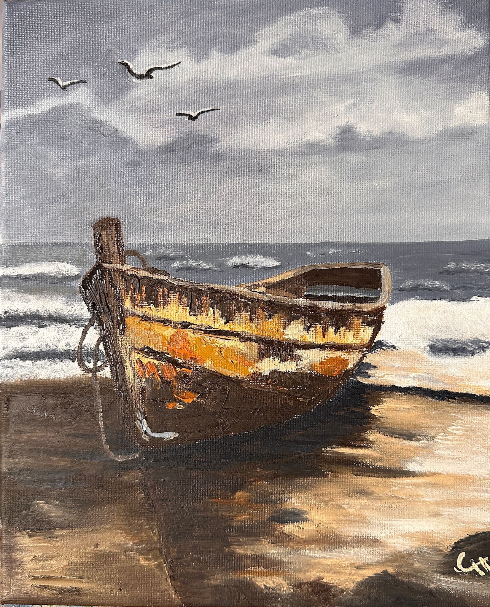 Verwittertes Holzboot an einem Sandstrand mit Wellen und Vögeln unter einem bewölkten Himmel.