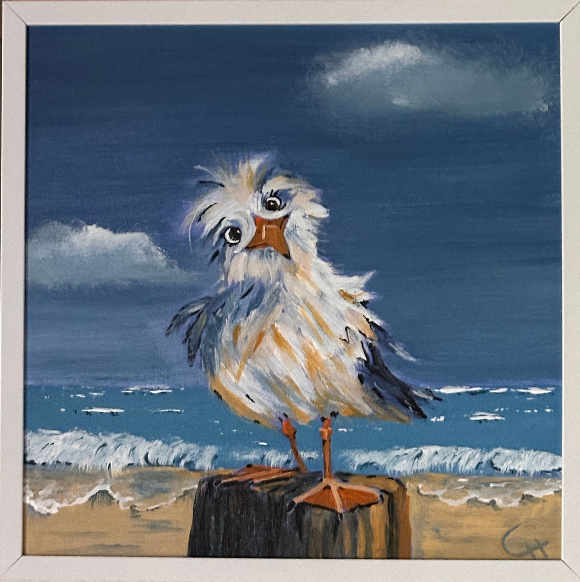 Verspieltes Möwengemälde am Strand, auf einem Baumstumpf sitzend, mit wolkigem blauem Himmel und Meereswellen im Hintergrund.