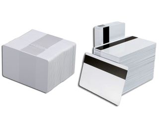Cartões brancos e com fita magnética