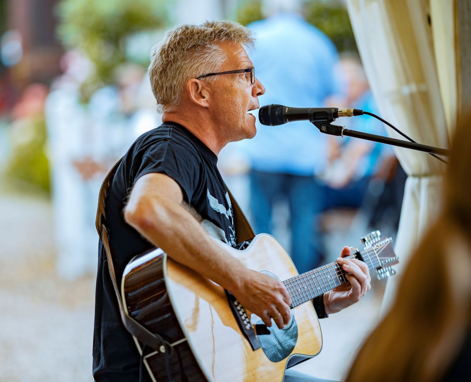 Andreas Hellweg Richtich Gute Jungs beim Konzert mit Gitarre