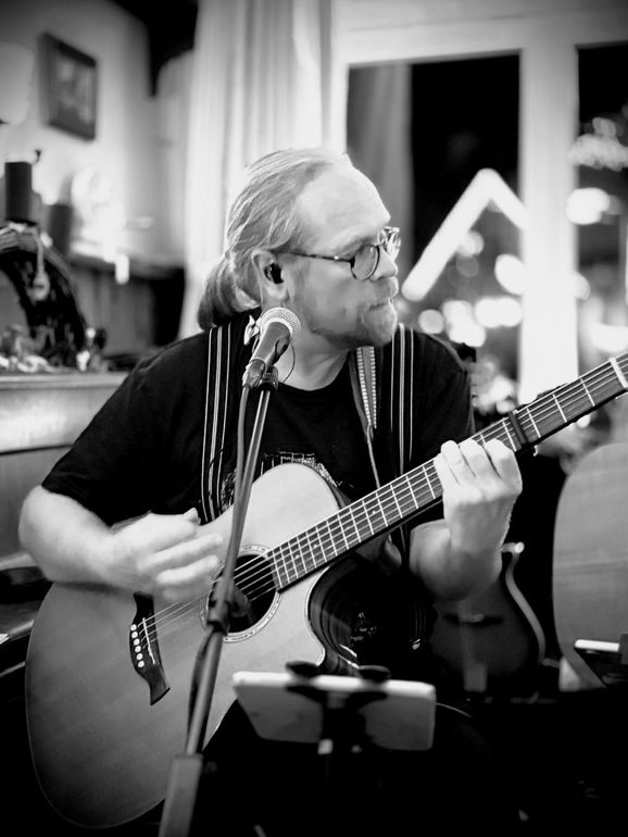 Rainer Kruse Richtich Gute Jungs beim Konzert mit Gitarre