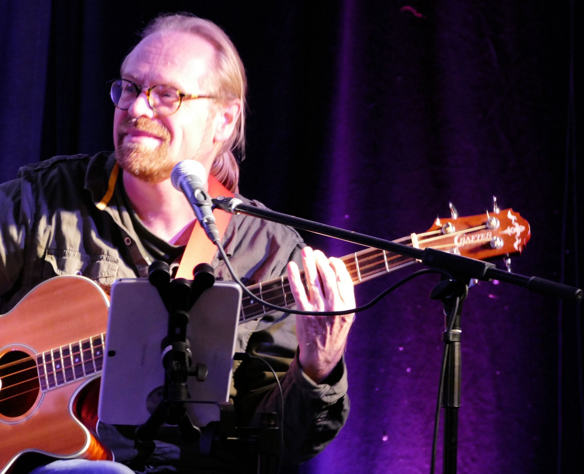 Rainer Kruse Richtich Gute Jungs beim Konzert mit Gitarre