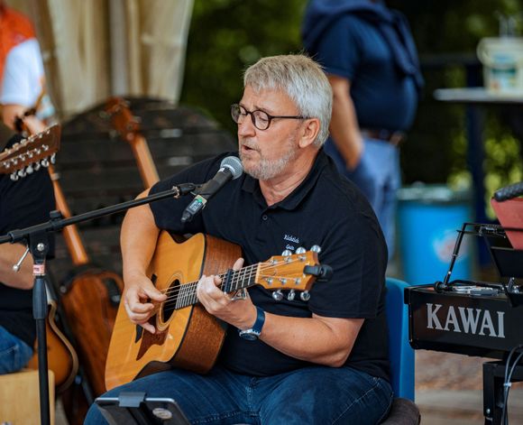 Thomas Pollmer Richtich Gute Jungs beim Konzert mit Gitarre