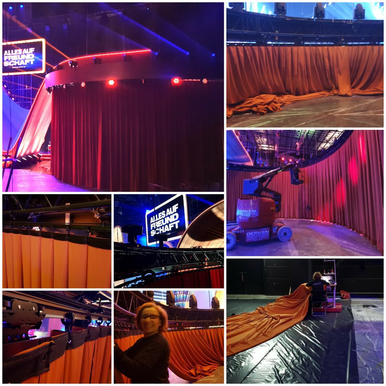 Verschiedene Phasen des Bühnenaufbaus. Rote Vorhänge, Beleuchtung, Equipment und Crewmitglieder sind in einer Arena zu sehen.