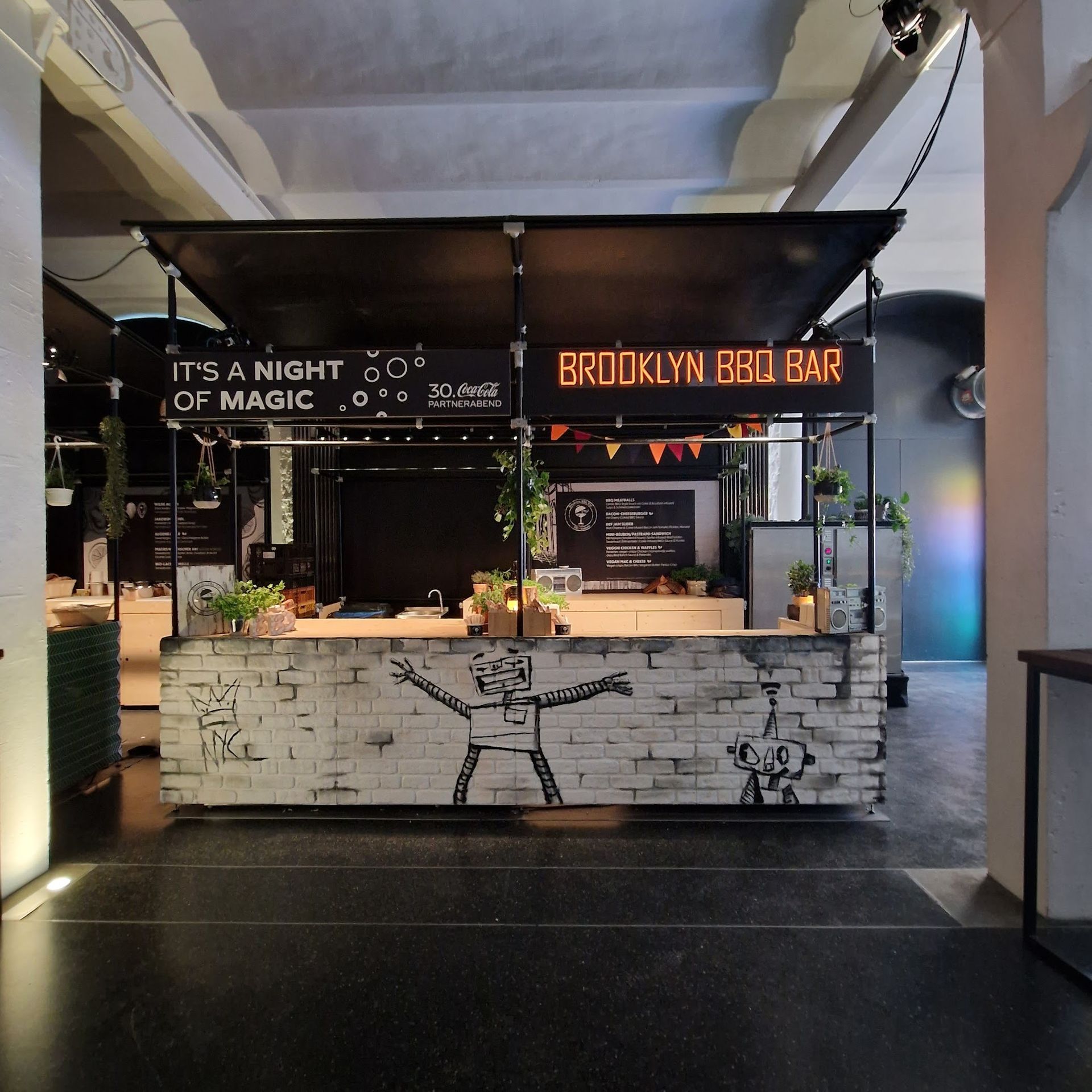 Brooklyn BBQ Bar, Theke mit ziegelsteinartiger Front, Schild „Brooklyn BBQ Bar“ und gemalter Figur. Inneneinrichtung.