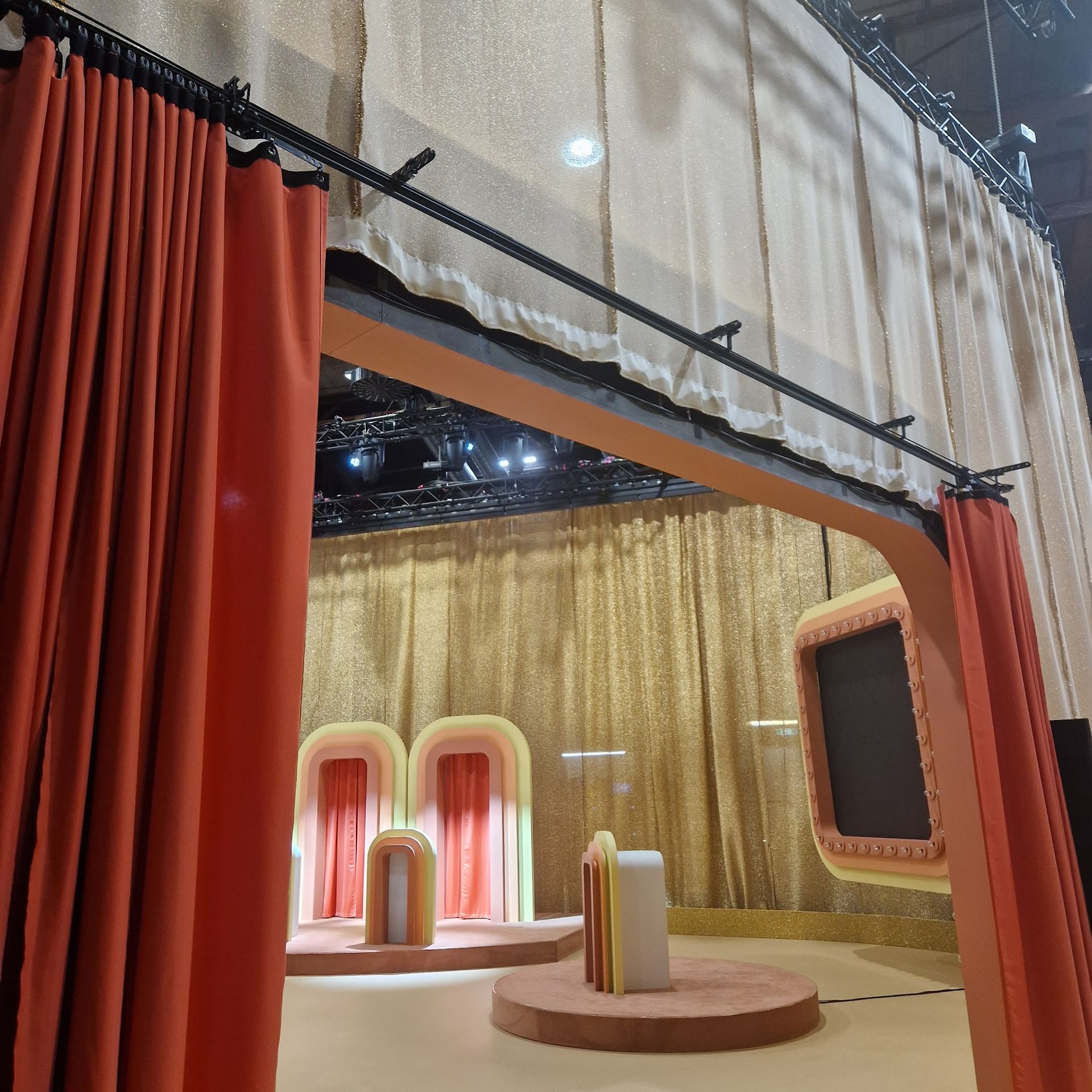  Vorhang Installation TV Show