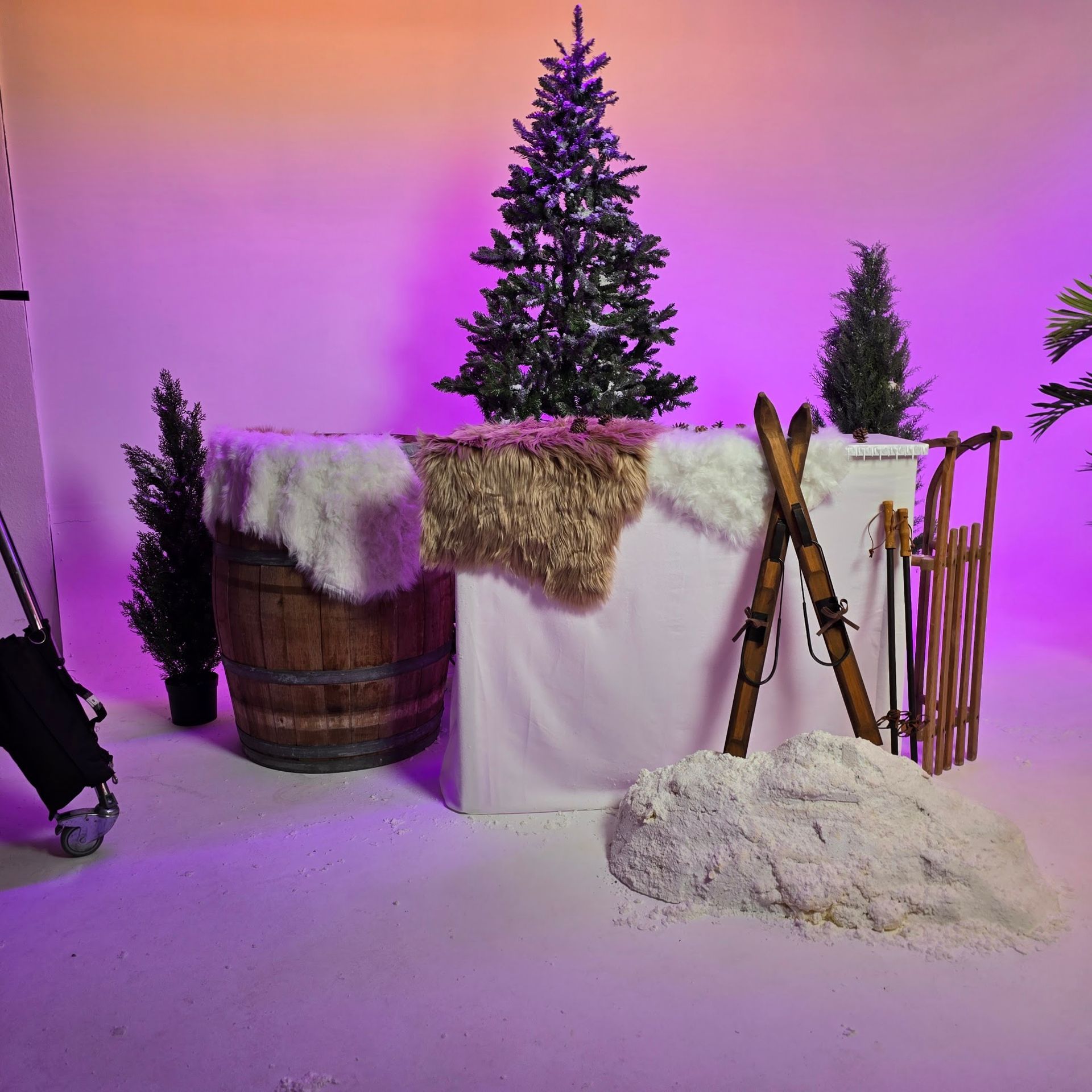 Winterliche Bar mit Pelzen, Skiern und Schnee dekoriert; kleine Weihnachtsbäume.