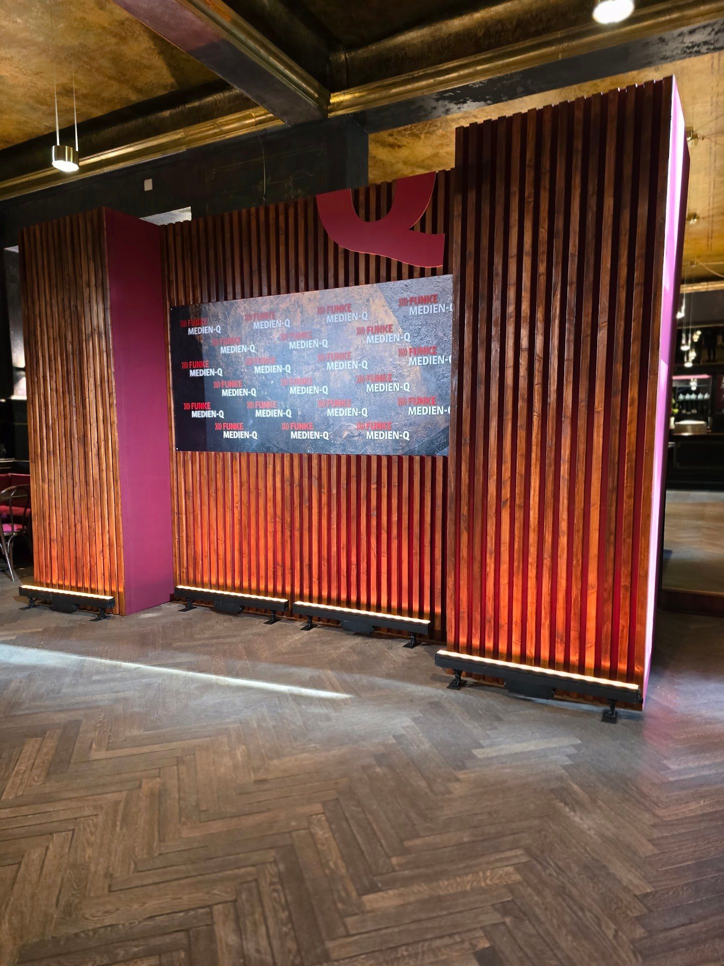 Pressewand für den Medien Q der Funke Medien Gruppe