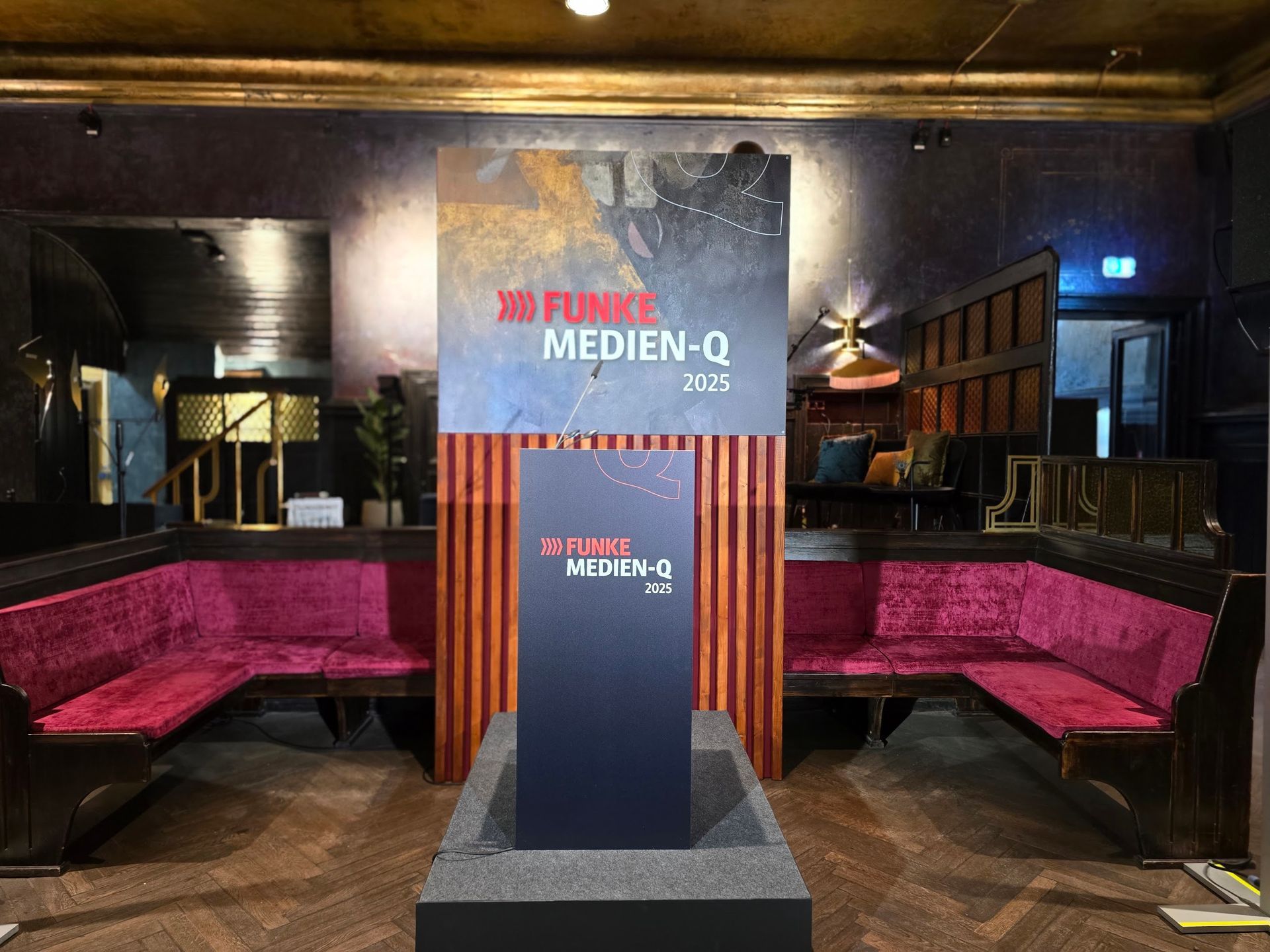 Rednerpult für den MedienQ der Funke Medien Gruppe im Clärchens Ballhaus