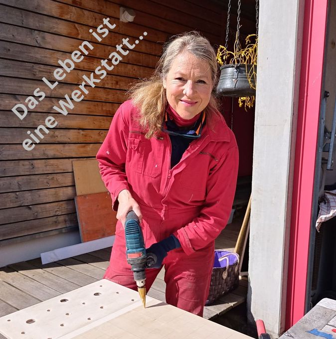 Das Leben ist eine Werkstatt, Veronika Miller im Arbeitsanzug mit Bohrmaschine, bohrt ein dickes Brett