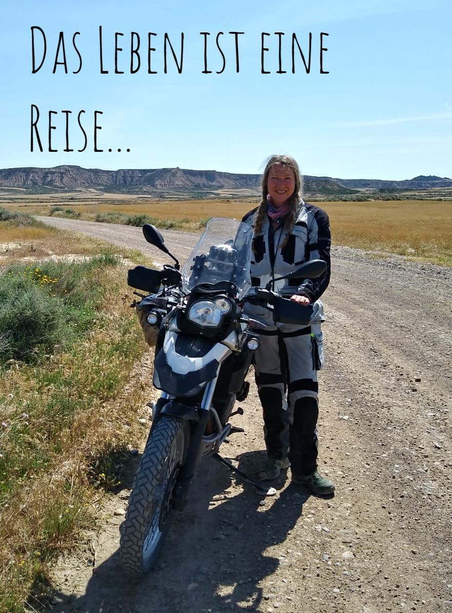 Das Leben ist eine Reise. Motorradreise durch die Wüste Bardenas Reales Spanien. Veronika Miller mit Enduro BMW Sertao 650 GS