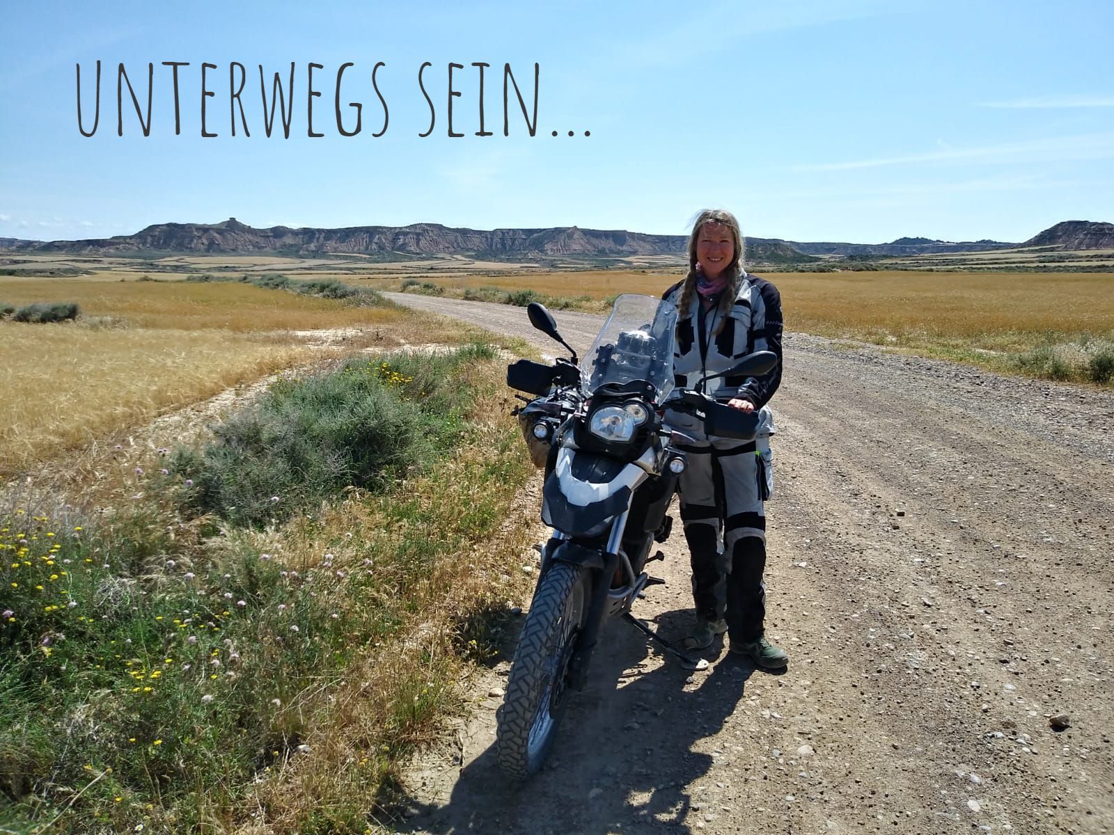 Das Leben ist eine Reise. Motorradreise durch die Wüste Bardenas Reales Spanien. Veronika Miller mit Enduro BMW Sertao 650 GS