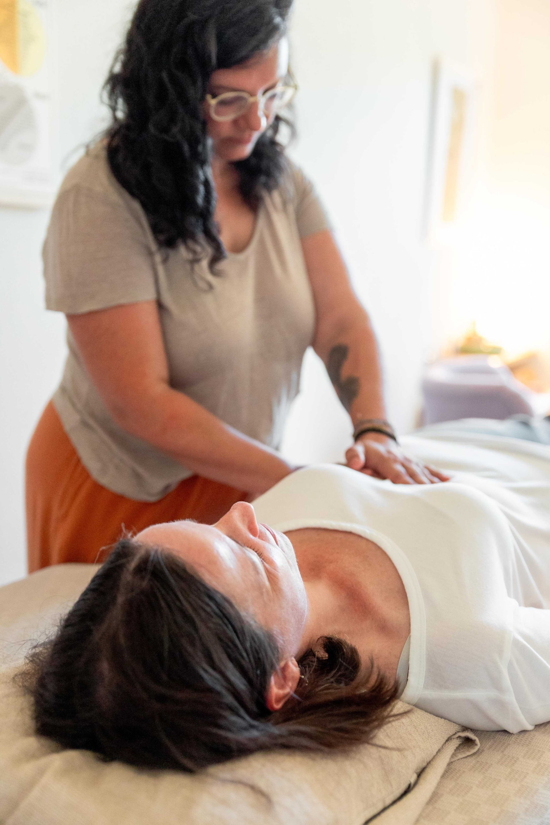 Nina Stepanek während der energetischen Behandlung einer Klientin