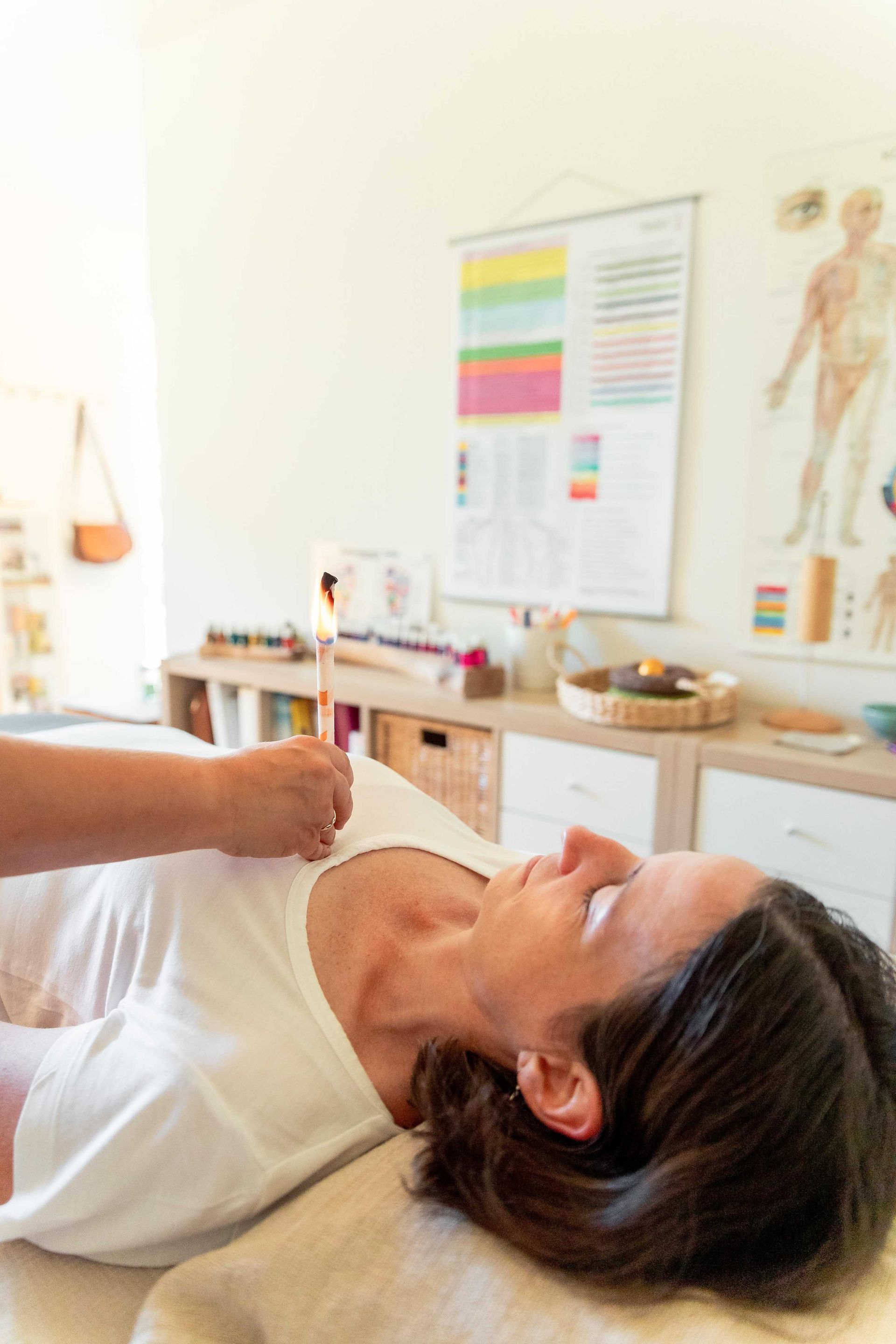 Foto von Praxisräumen, mit verschiedenen Charts an den Wänden