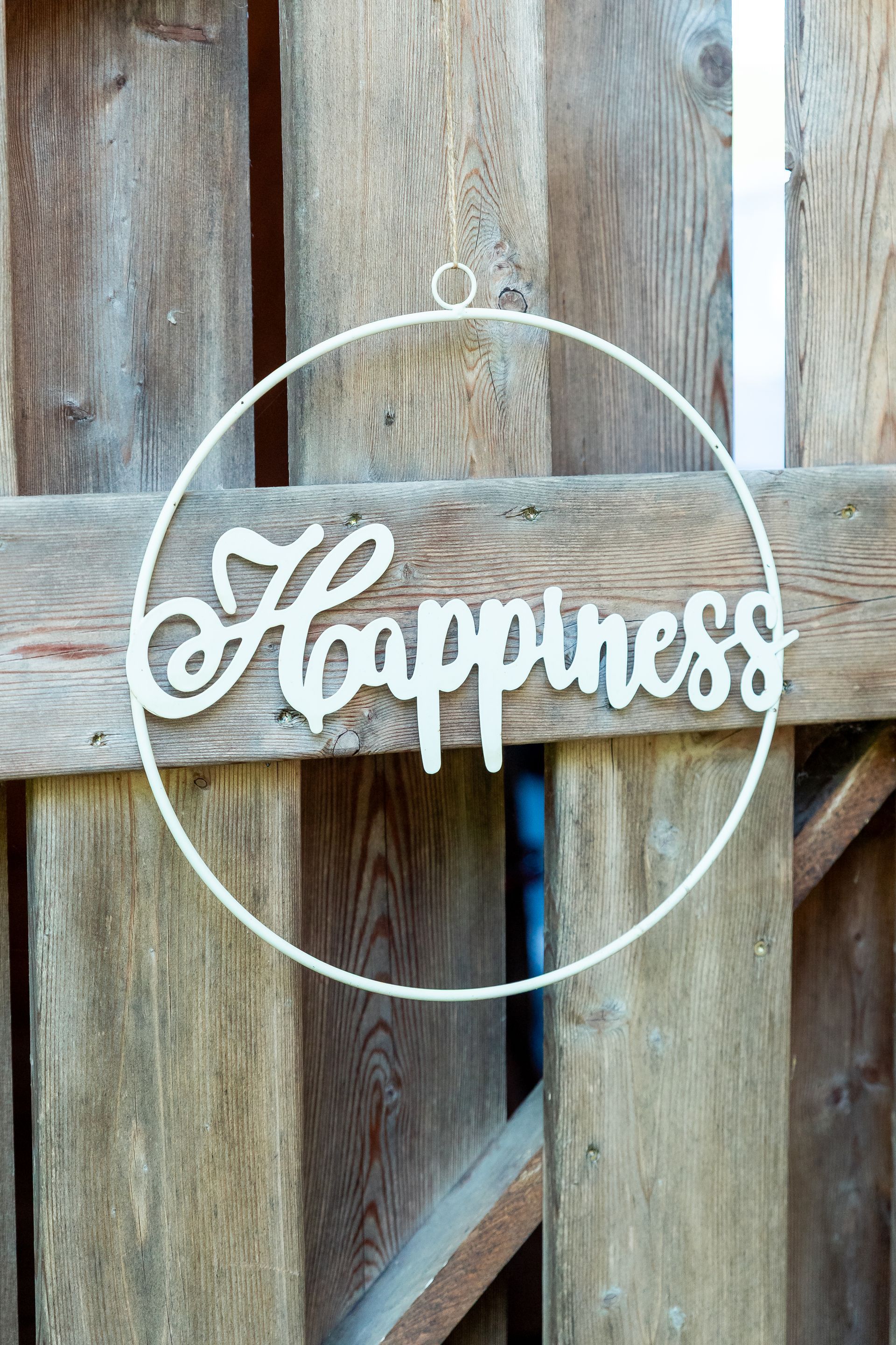 Foto von Holztor mit einem Schild auf dem